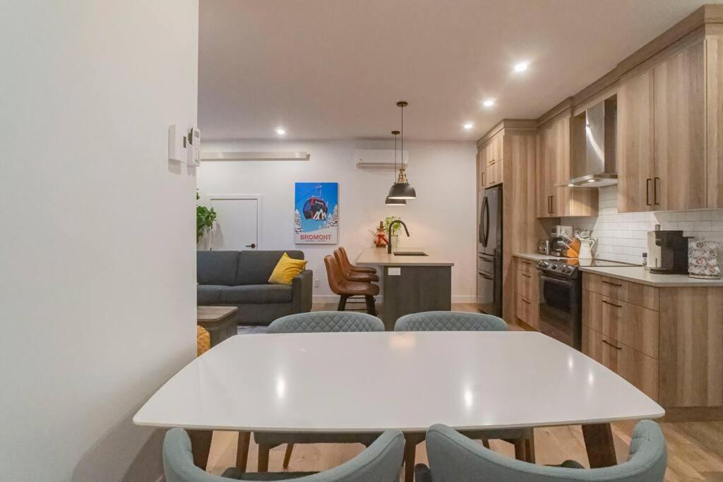 883 Suite 102 Bromont Vieux Village 2Cac , Foyer Buitenkant foto