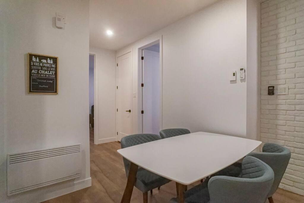 883 Suite 102 Bromont Vieux Village 2Cac , Foyer Buitenkant foto